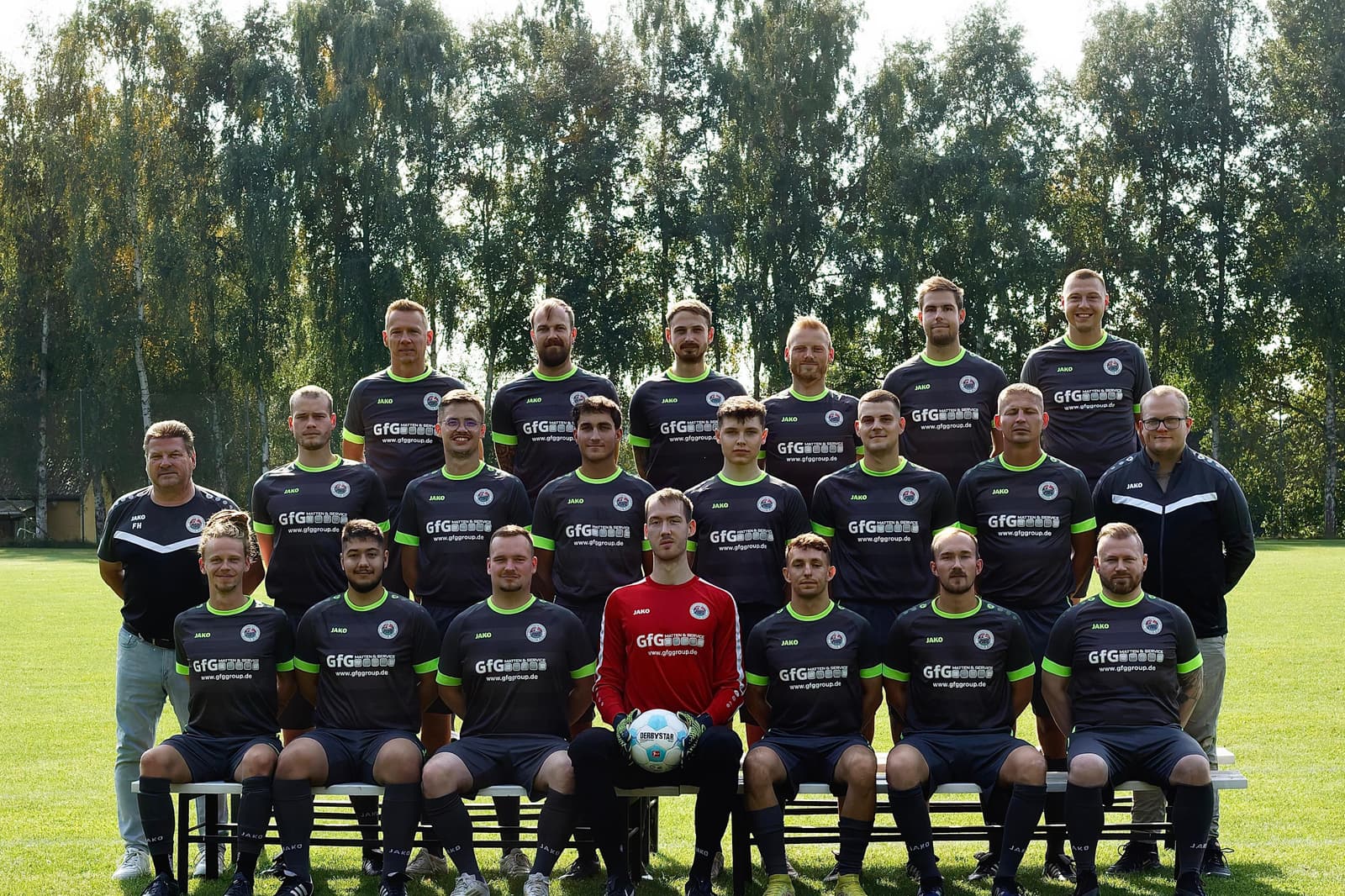 Die Herrenmannschaft des Mulsower SV 61 vor dem Vereinsheim